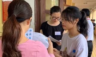 Tổ chức, thực hiện các công đoạn trong quy trình thi THPT quốc gia là công việc căng thẳng. 