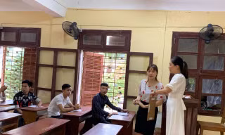 Cán bộ coi thi ở một điểm thi tại Thanh Hoá kỳ thi THPT quốc gia 2019.