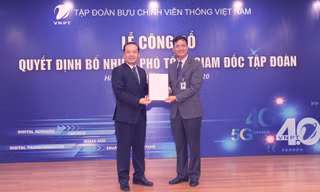 Ông Nguyễn Nam Long (bên phải), nguyên Tổng giám đốc VNPT-VinaPhone nhận quyết định bổ nhiệm Phó Tổng giám đốc VNPT trong sáng nay.