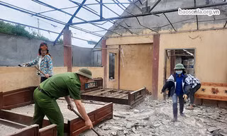 Xã Tân Lập, huyện Mộc Châu huy động lực lượng giúp đỡ các hộ gia đình bị thiệt hại do động đất. Ảnh: Báo Sơn La.