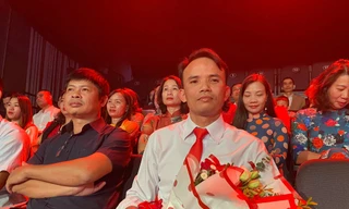 Thầy Mạnh (bên phải) trong lễ Tri ân thầy cô tháng 11/2020. 