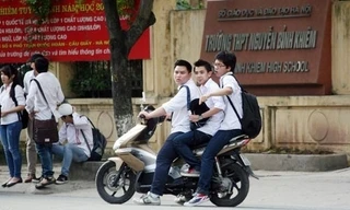 Vẫn còn tình trạng học sinh đi xe máy, không đội mũ bảo hiểm.