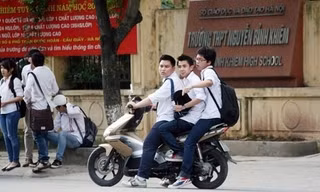 Vẫn còn tình trạng học sinh đi xe máy, không đội mũ bảo hiểm.