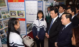Học sinh giới thiệu dự án khoa học của mình.