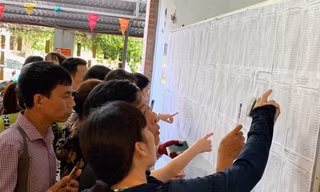 Phụ huynh xem điểm tuyển sinh lớp 6 năm ngoái tại trường Lương Thế Vinh