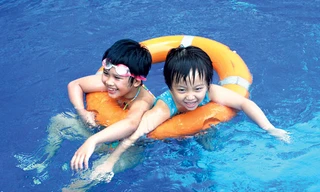 Bao giờ học sinh tiểu học Việt Nam mới được phổ cập bơi lội? 