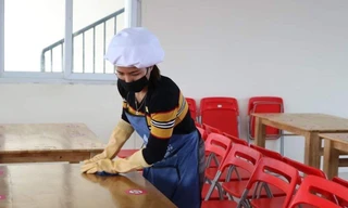 Trong khi học sinh nghỉ, các nhà trường vệ sinh trường lớp học.