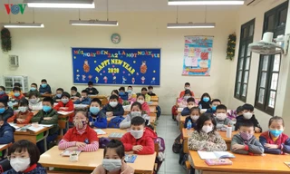 Học sinh trường tiểu học ở quận Thanh Xuân đeo khẩu trang trong lớp học