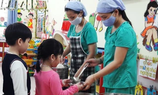 Sau sự cố nước khét lẹt, trường học dùng nước bình nấu ăn cho học sinh 