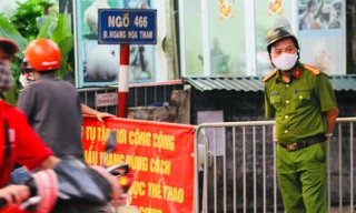 Lực lượng chức năng phun khử khuẩn, phong toả khu dân cư ở đường Hoàng Hoa Thám, quận Tây Hồ (Hà Nội)