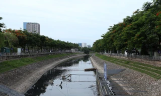 Nước sông Tô Lịch trở lại đen kịt sau khi xả nước từ Hồ Tây vào.