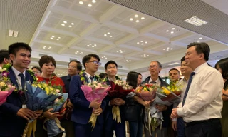 Thứ trưởng Nguyễn Hữu Độ chia vui với đoàn học sinh tham dự Olympic Toán 2019