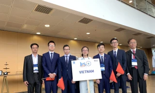 Khánh Linh (áo dài ở giữa), Huy chương Vàng Olympic Vật lý quốc tế 2019