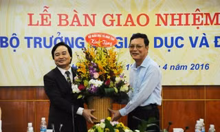 Bộ trưởng Phùng Xuân Nhạ tặng hoa cho người tiền nhiệm.