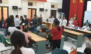 Ngày 16/3, phụ huynh tiếp tục đưa con đi xét nghiệm sán lợn