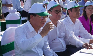 Phó Thủ tướng cùng đại biểu dùng cốc thủy tinh thay chai nhựa một lần