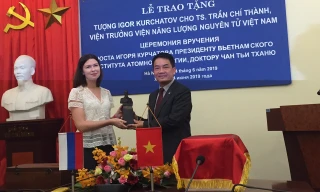 Bà Anna Zykova, đại diện Tập đoàn Năng lượng Nguyên tử Quốc gia Nga trao tượng cho TS Trần Chí Thành
