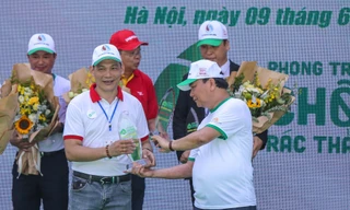 Thủ tướng Nguyễn Xuân Phúc trao cup Liên minh chống rác thải nhựa đại diện Công ty Cổ phần Quốc tế Thịnh Đạt tại Lễ ra quân sáng nay như một sự khuyến khích các doanh nghiệp phát triển các sản phẩm thân thiện với môi trường.