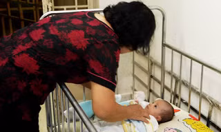 Bé gái sơ sinh bị bỏ rơi bên thùng rác