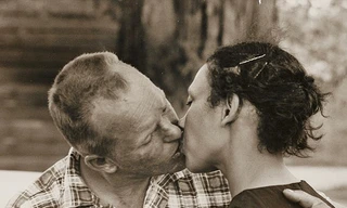 Richard và Mildred trao nhau nụ hôn khi Richard đi làm về tháng 4-1965 Ảnh: Grey Villet