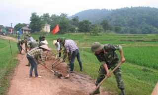 Cán bộ, chiến sĩ Lữ đoàn Pháo binh 382 giúp nhân dân xóm Phú Sơn (Bình Sơn - Sông Công - Thái Nguyên) làm đường nông thôn mới