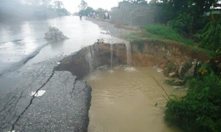 Mưa lũ làm 2 người chết, vỡ 3 hồ đập, nghìn nhà ngập