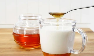 Sữa ấm hòa với mật ong chữa khàn giọng