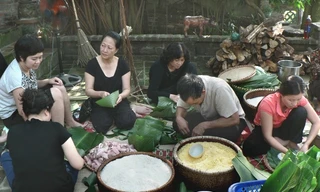 Các nghệ sĩ miền Bắc thi nhau 'trổ tài' gói bánh chưng