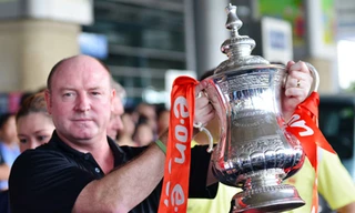 Cúp bóng đá cổ xưa nhất thế giới đến Việt Nam