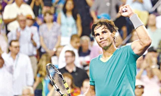 Nadal cho Federer 'hít khói'