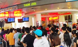 Toát mồ hôi xếp hàng, chen lấn xem phim ngày lễ 30-4