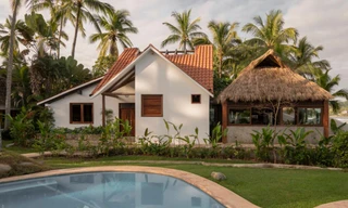 Siêu ấn tượng với ngôi nhà cấp 4 dỡ mất phần ngói giữa để làm sân trong