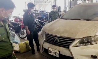 Phát hiện nhiều xe sang cất giấu ở khu vực biên giới 