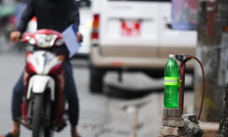 Quán trà đá, tiệm hoa tươi ở Hà Nội tranh thủ bán xăng