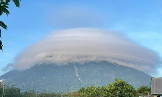 Du khách đổ về núi Bà Đen sau hiện tượng 'mây đĩa bay' bí ẩn 