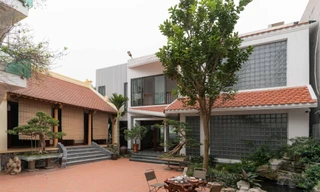 Gia chủ làm biệt thự bên cạnh nhà thờ họ để con cháu sum vầy dịp Tết