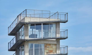 Độc lạ nhà 5 tầng lan can thay cầu thang