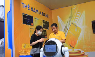 Robot Nam Á Bank khiến sinh viên xếp hàng xuyên trưa để thử nghiệm tại Ngày Thẻ Việt Nam
