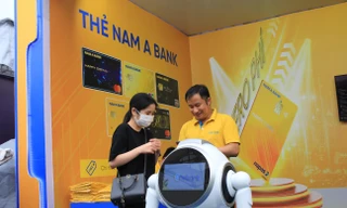Robot Nam Á Bank khiến sinh viên xếp hàng xuyên trưa để thử nghiệm tại Ngày Thẻ Việt Nam