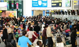 Sân bay Nội Bài nêm kín người ngày nghỉ Tết cuối cùng