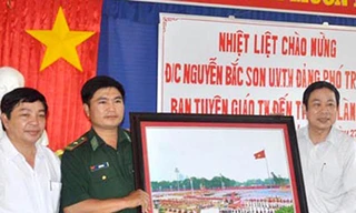 Đại diện lãnh đạo Ban Tuyên giáo T.Ư tặng ảnh cho Bảo tàng Lý Sơn