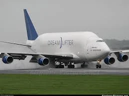 Chim sắt khổng lồ hạ cánh nhầm sân bay