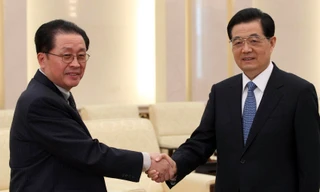 Ông Jang Song Thaek gặp cựu Chủ tịch Hồ Cẩm Đào trong chuyến thăm Trung Quốc năm ngoái.