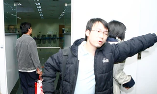 Ngăn cản không cho anh Đậu Ngọc Hùng tiếp xúc với phóng viên