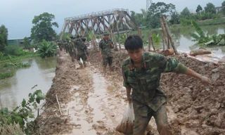 Hơn 350 bộ đội, dân quân chống vỡ đê sông Nhuệ