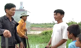 Ông Tá nhắc nhở một số người dân Campuchia về việc tuân thủ các quy định đường biên giới