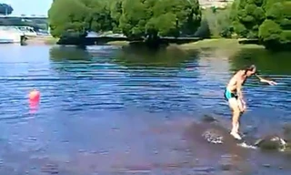 SỐC: Nhảy múa trên lưng… voi chết đuối