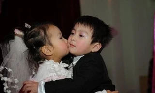 "Đôi vợ chồng trẻ" hôn nhau sau khi hoàn tất thủ tục hôn lễ