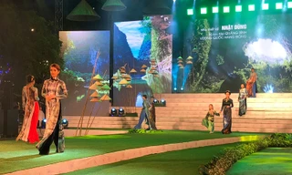 Ngắm bộ áo dài 'Vương quốc hang động' tuyệt đẹp ở phố đi bộ