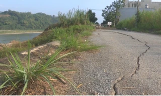 Thi công kè sông gây sạt lở, hỏng đường, nứt nhà dân ở Lào Cai